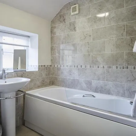 Hayy Bondgate 3 Bedroom Harewood بيت للعطل
